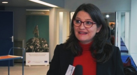 Mónica Oltra presenta en Estrasburgo un programa para integrar a menores gitanos
